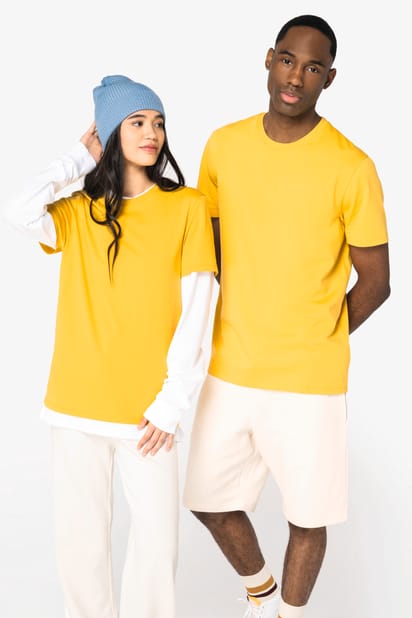 T-shirts jaunes portés par un homme et une femme