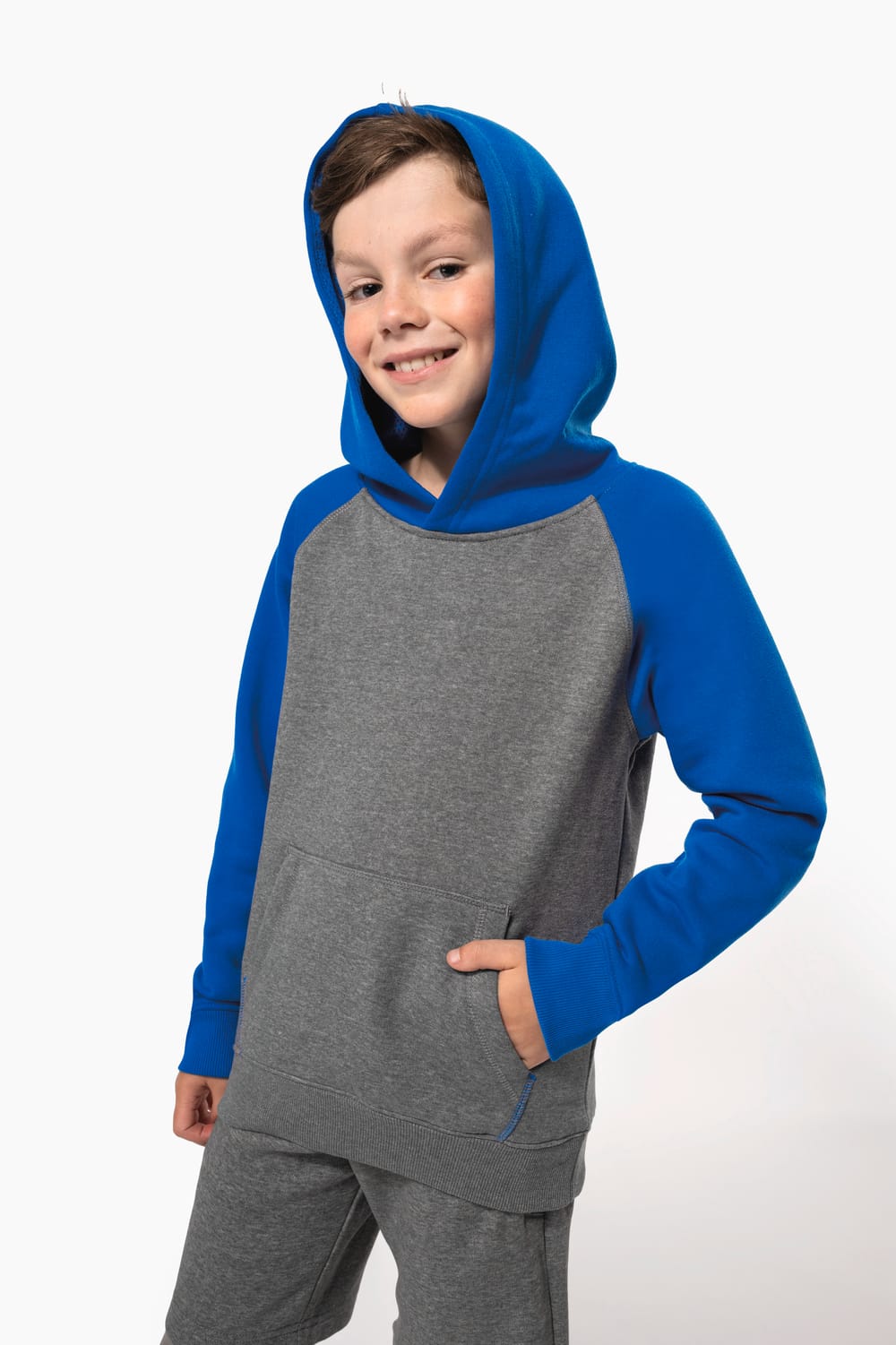 Sudadera bicolor con capucha para niños