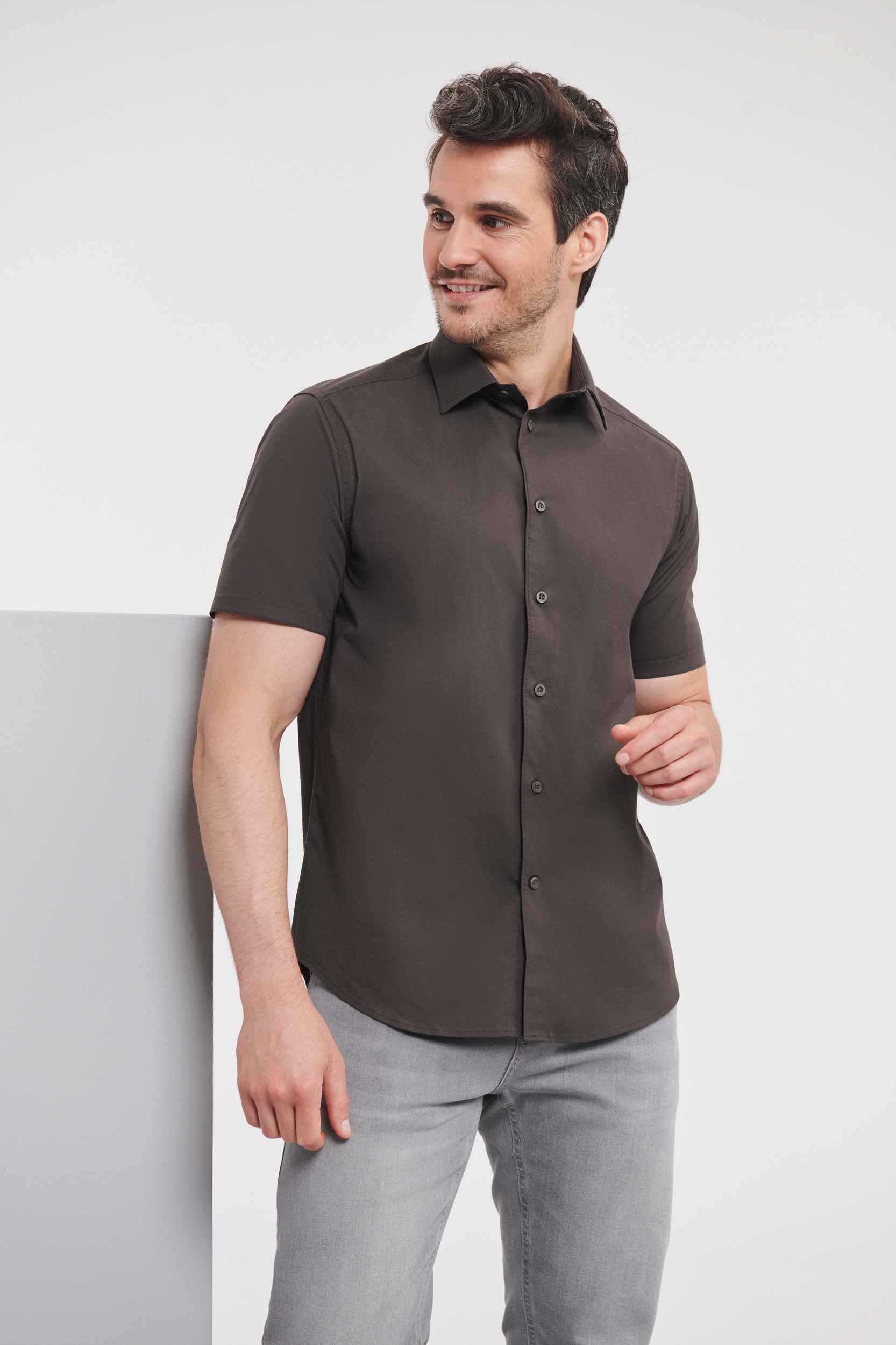 Camisa ajustada manga corta hombre