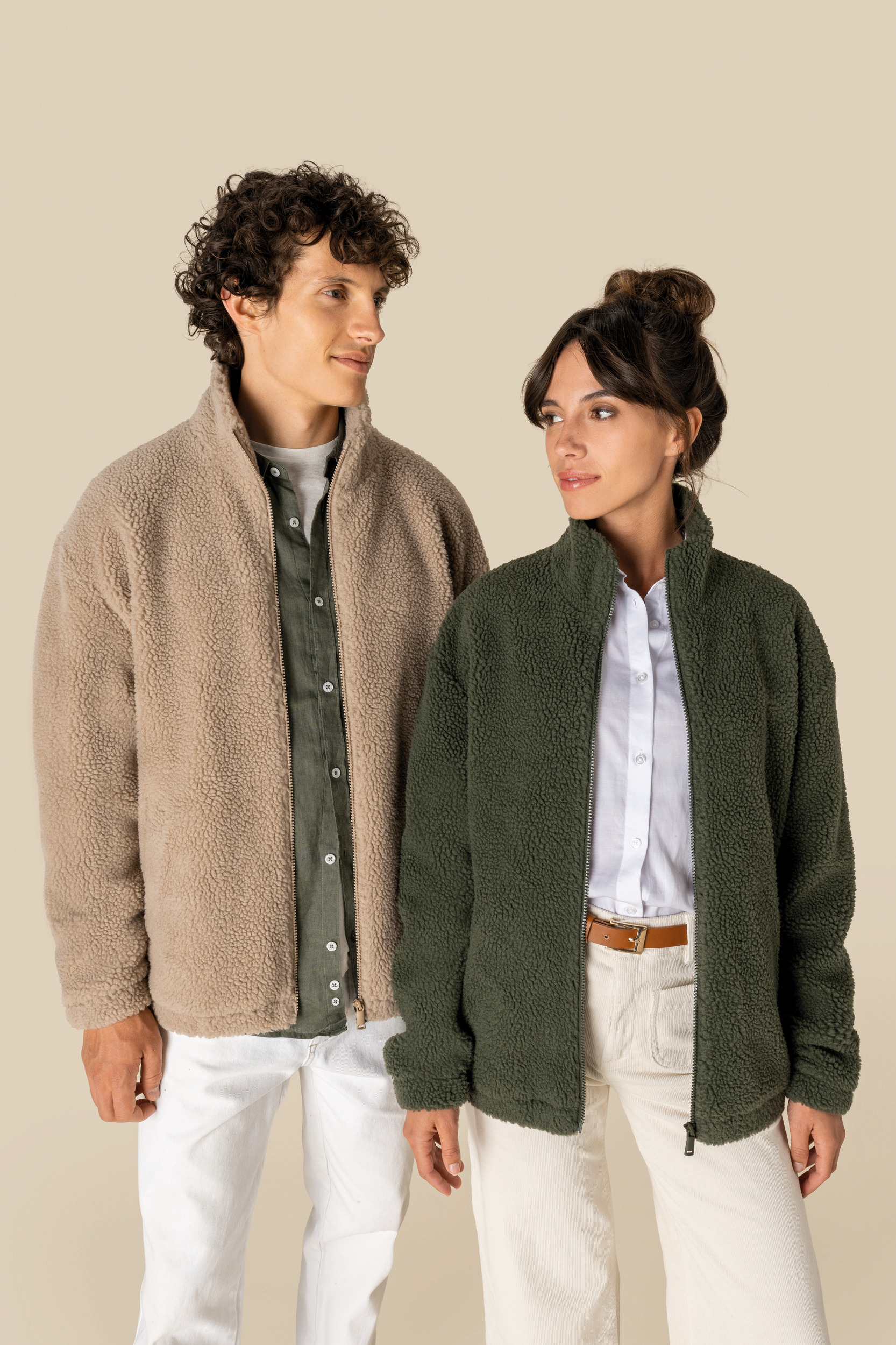 Sudadera de sherpa con cremallera y hombros caídos unisex