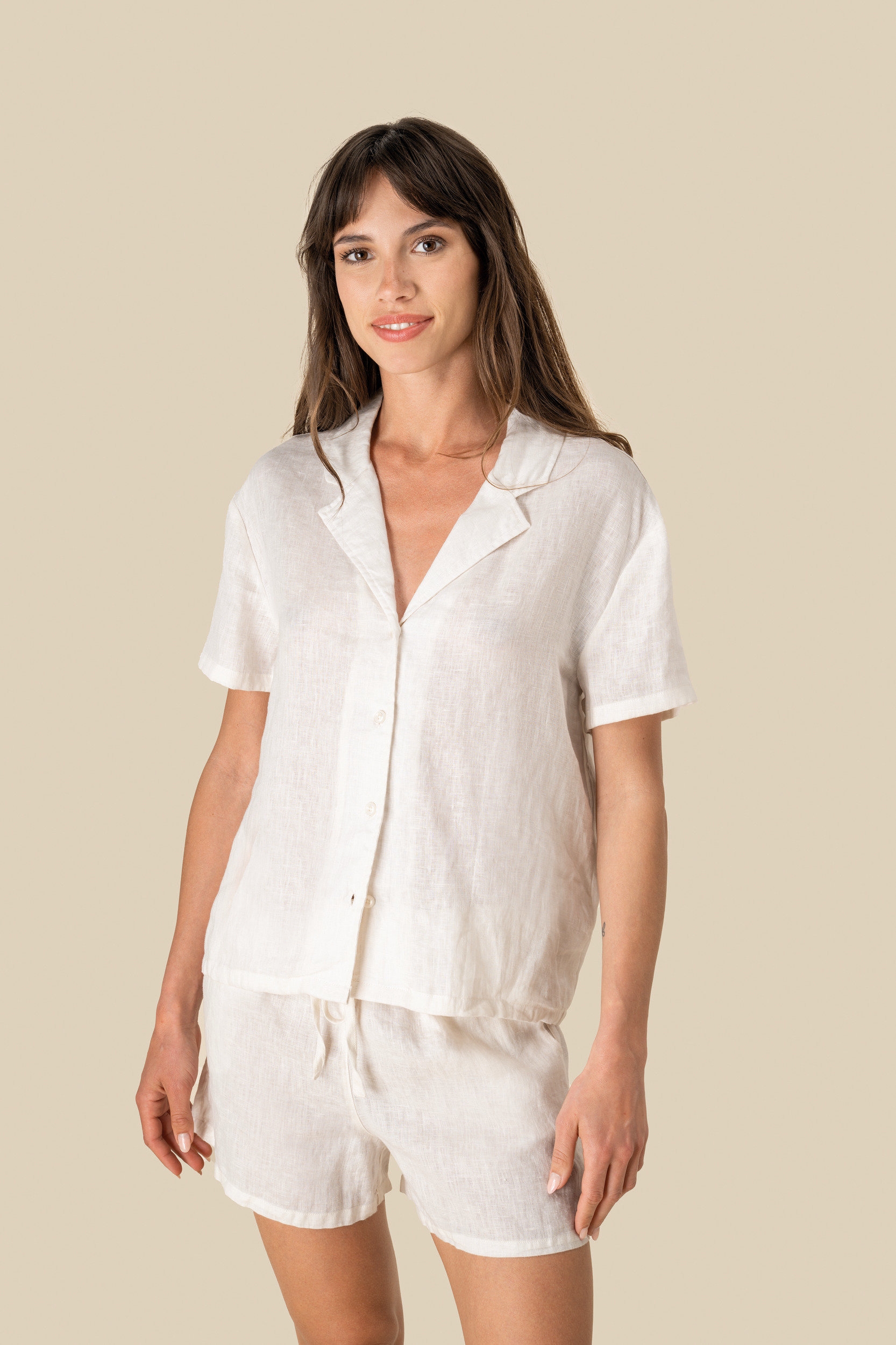 Camisa manga corta de lino y cuello bowling mujer
