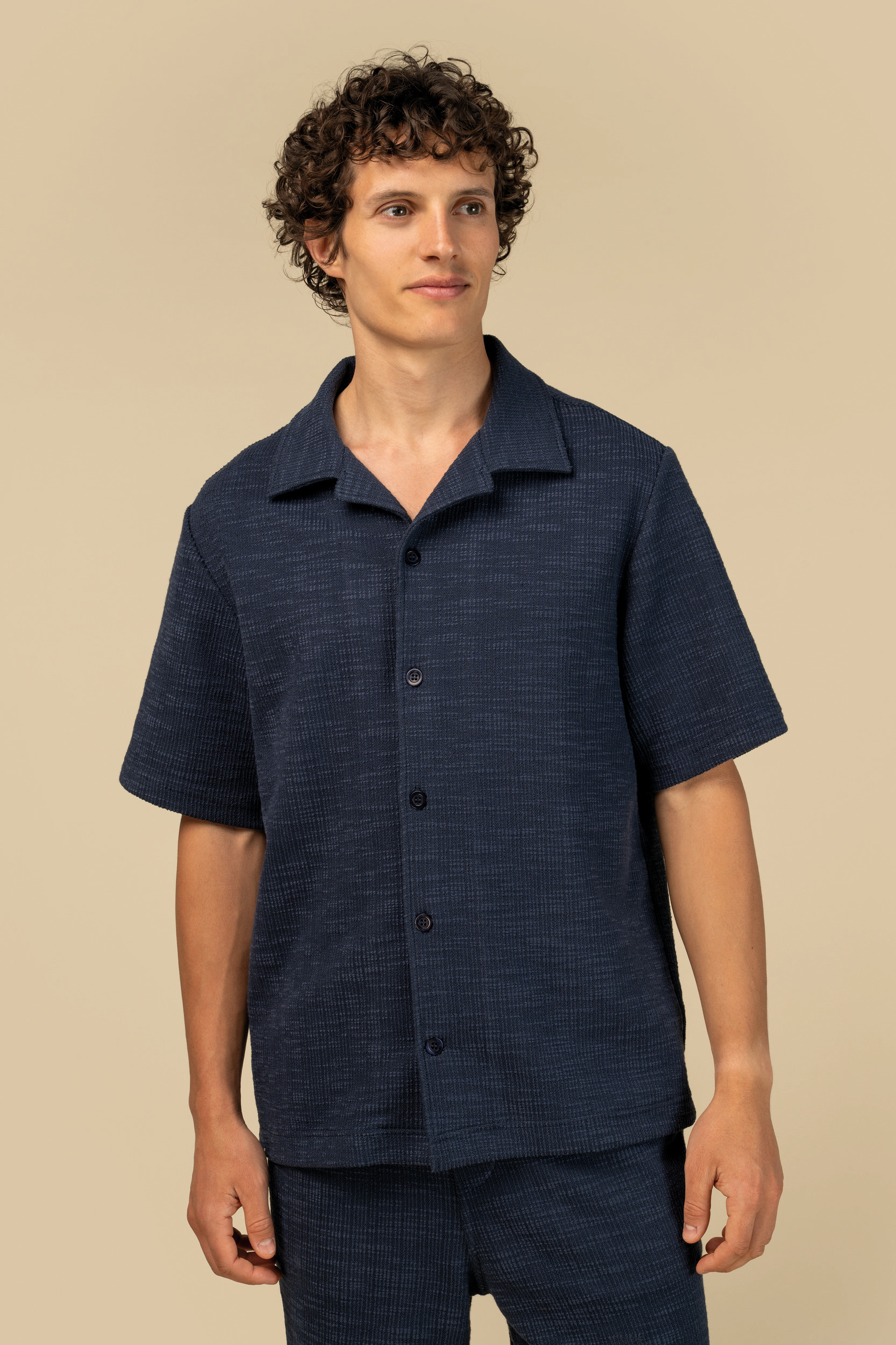 Camisa texturizada de manga corta para hombre